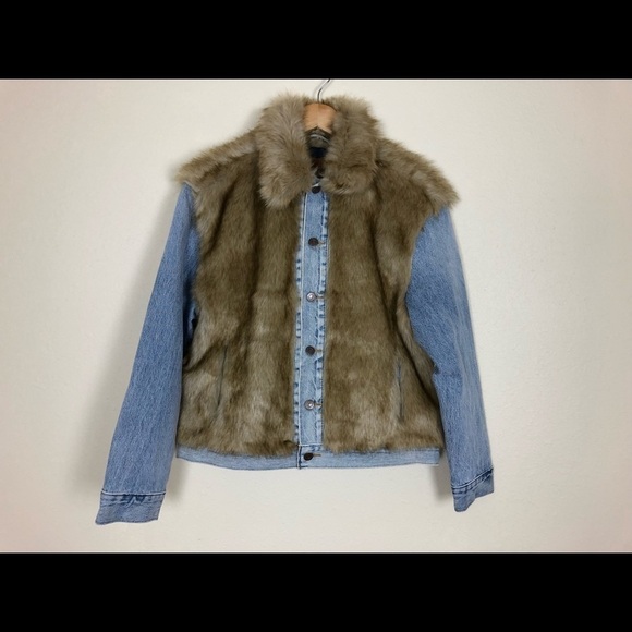 Levi's Faux Fur Trucker Jacket Women's Size SMALL Blue Denim - Picture 1 of 7